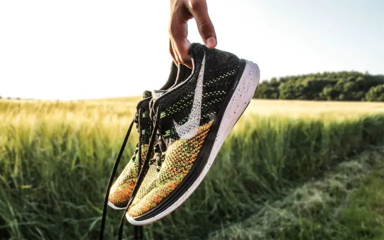 nikes for wide flat feet